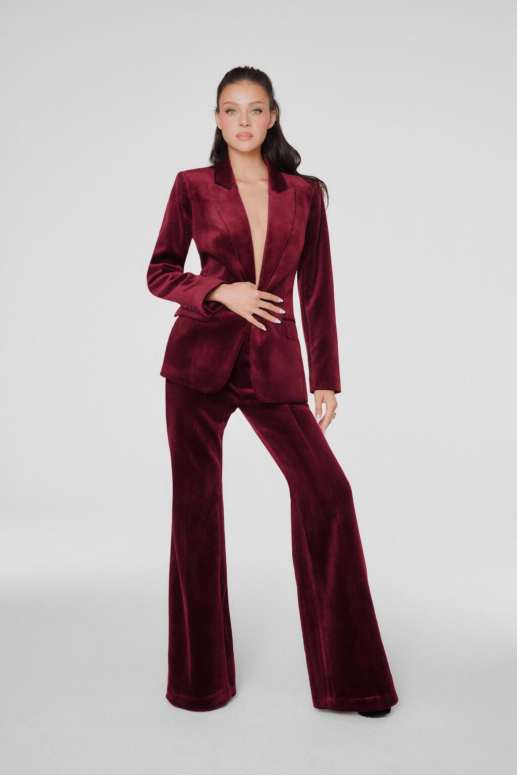 ניקולה פלץ בקהאם מדגמנת למותג אקספרס, 2025 (צילום: AP Photo/Business Wire) ניקולה פלץ בקהאם מדגמנת למותג אקספרס, 2025