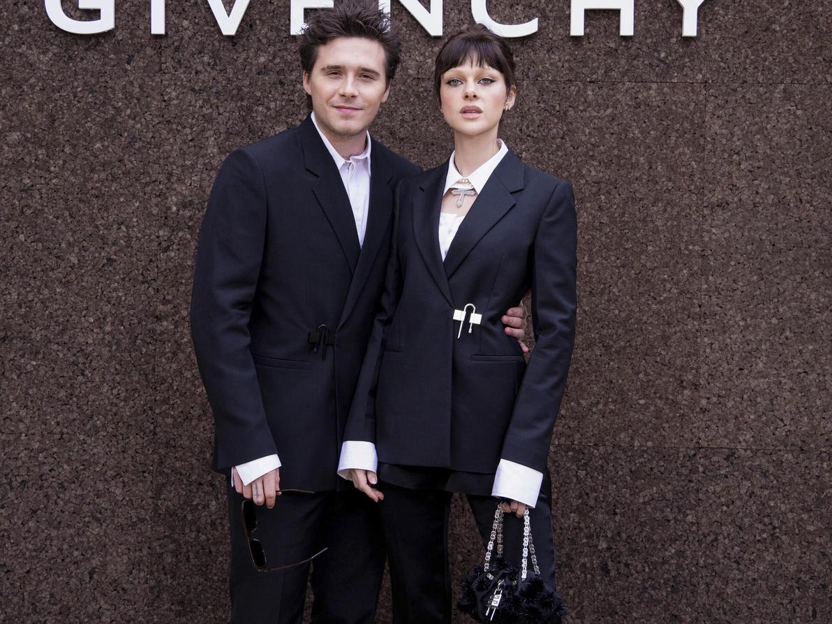 בתצוגת אביב-קיץ 2023 של ז'יבנשי (צילום: Vianney Le Caer/Invision/AP) ברוקלין בקהאם וניקולה פלץ בקהאם בתצוגת אביב-קיץ 2023 של ז'יבנשי