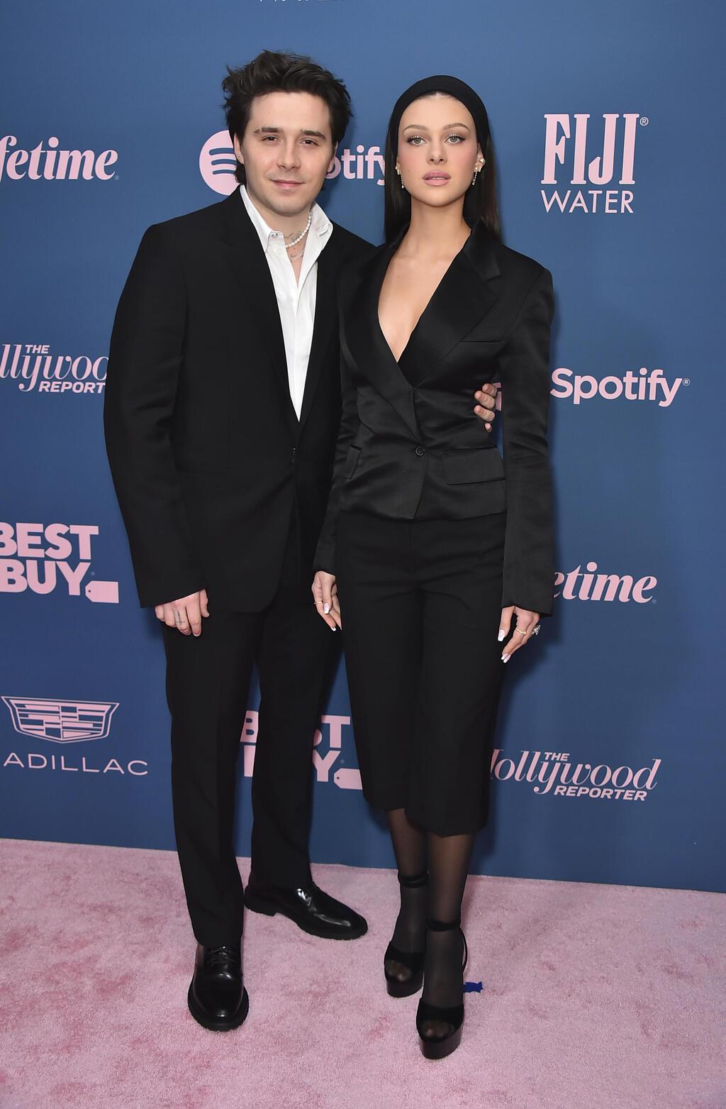 על השטיח האדום, 2022 (צילום: Jordan Strauss/Invision/AP) ברוקלין בקהאם וניקולה פלץ בקהאם על השטיח האדום, 2022