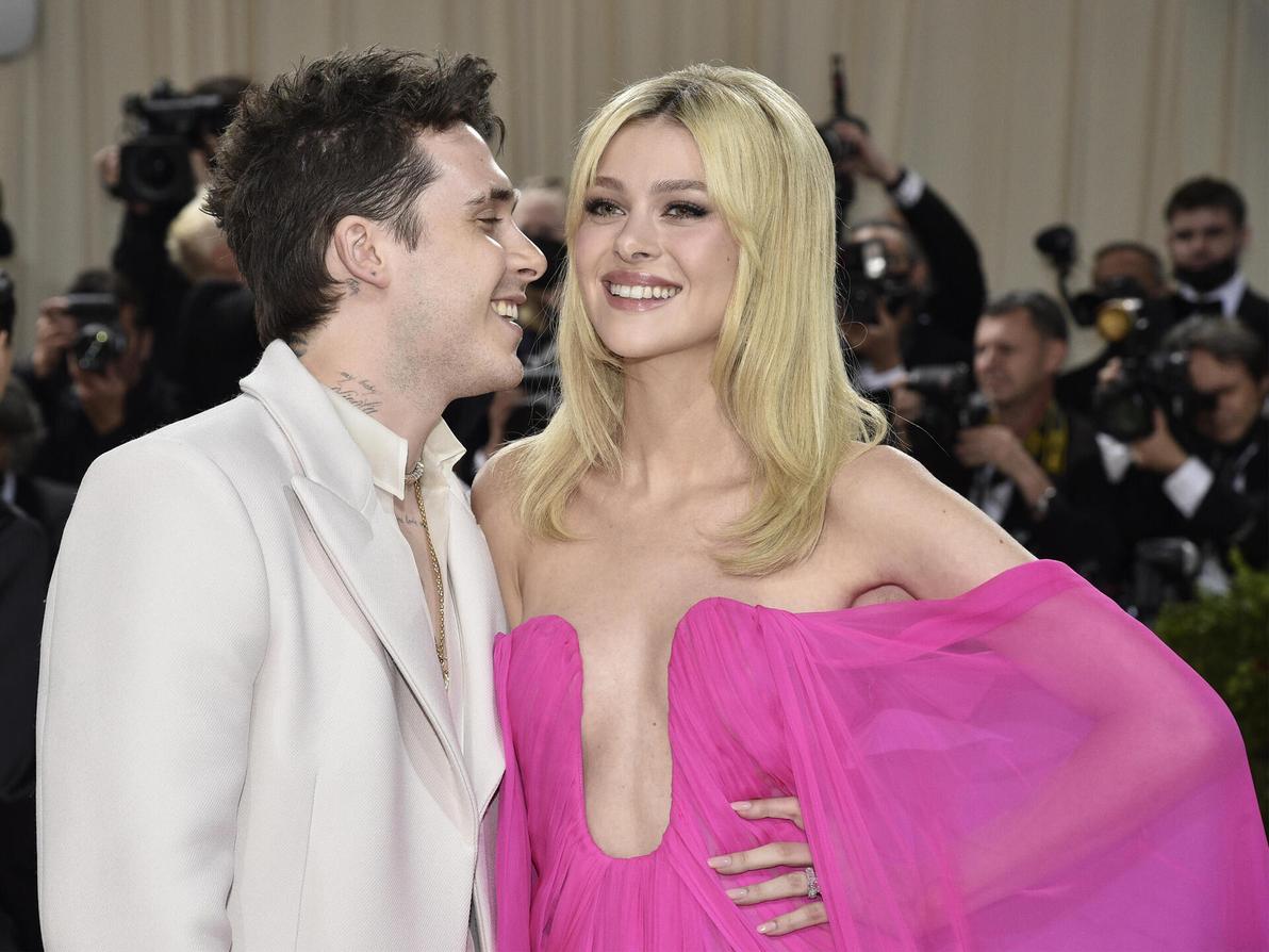 מחשוף בשמלה של ולנטינו וקעקועים בחליפה לבנה בגאלה של המטרופוליטן, 2022 (צילום: Evan Agostini/Invision/AP) ברוקלין בקהאם וניקולה פלץ בקהאם בגאלה של המטרופוליטן, 2022