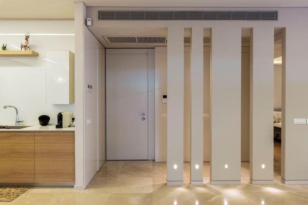 כדאי ליצר מעבר כדי לחצוץ בין הפנים לחוץ. פרויקט The Secret Courtyard ברמת אביב (צילום: שגיא מורן) פרויקט The Secret Courtyard ברמת אביב