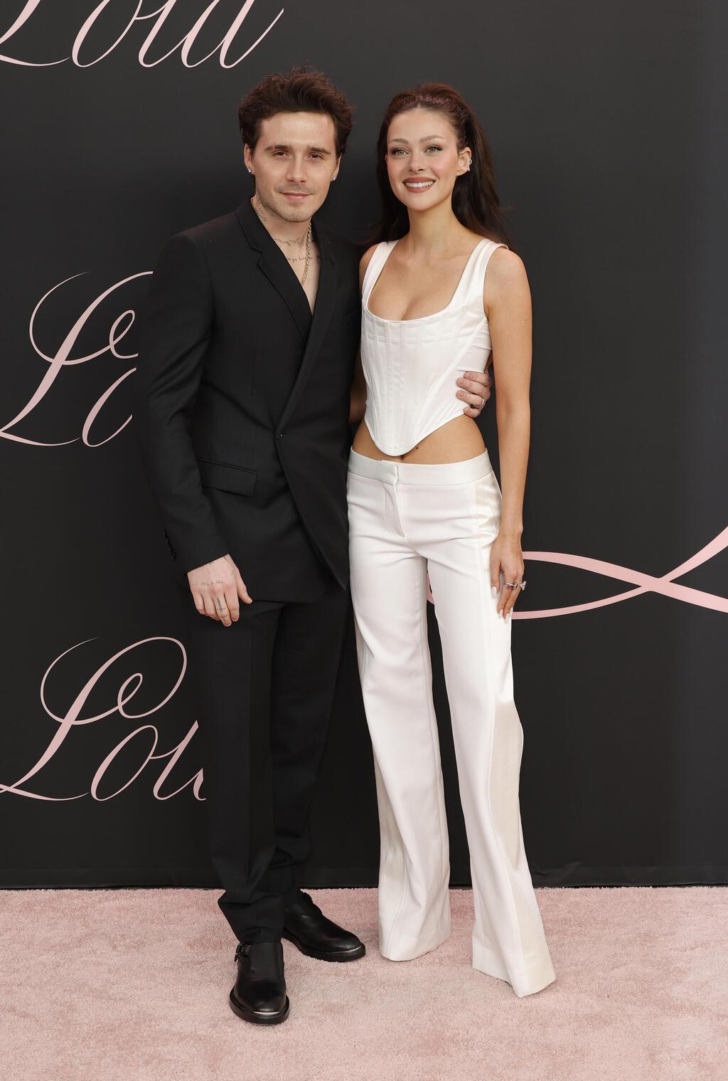 מראה של כלה וחתן אלטרנטיביים בפרמיירה של הסרט "לולה", 2024 (צילום: Frazer Harrison/Getty Images) ברוקלין בקהאם וניקולה פלץ בקהאם בפרמיירה של הסרט "לולה", 2024