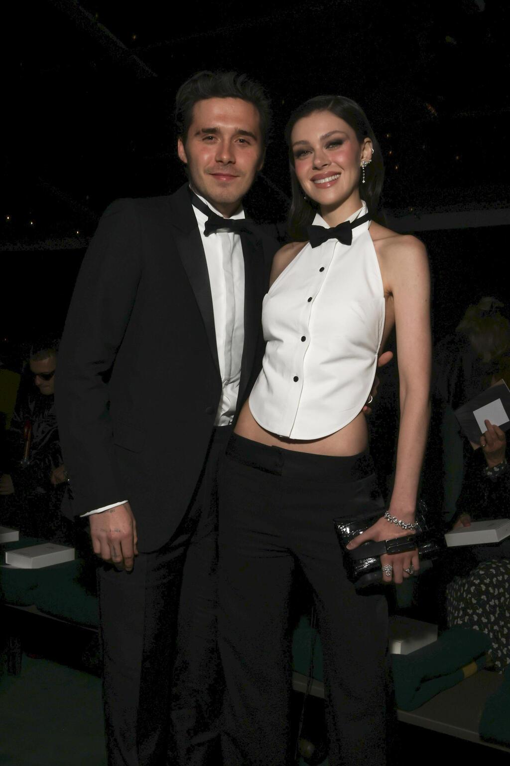 היו ימים: בתצוגת אביב-קיץ 2025 של ויקטוריה בקהאם (צילום: Vianney Le Caer/Invision/AP) ברוקלין בקהאם וניקולה פלץ בקהאם בתצוגת אביב-קיץ 2025 של ויקטוריה בקהאם