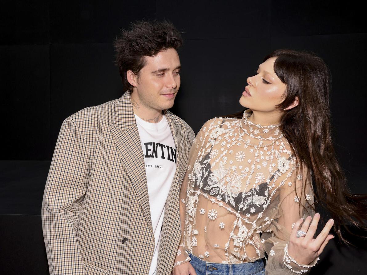 בתצוגת אביב-קיץ 2023 של ולנטינו (צילום: Vianney Le Caer/Invision/AP) ברוקלין בקהאם וניקולה פלץ בקהאם בתצוגת אביב-קיץ 2023 של ולנטינו