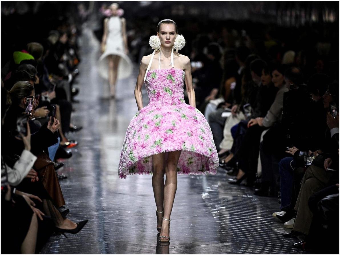 תצוגת הוט קוטור לאביב-קיץ 2026 של דיור בפריז