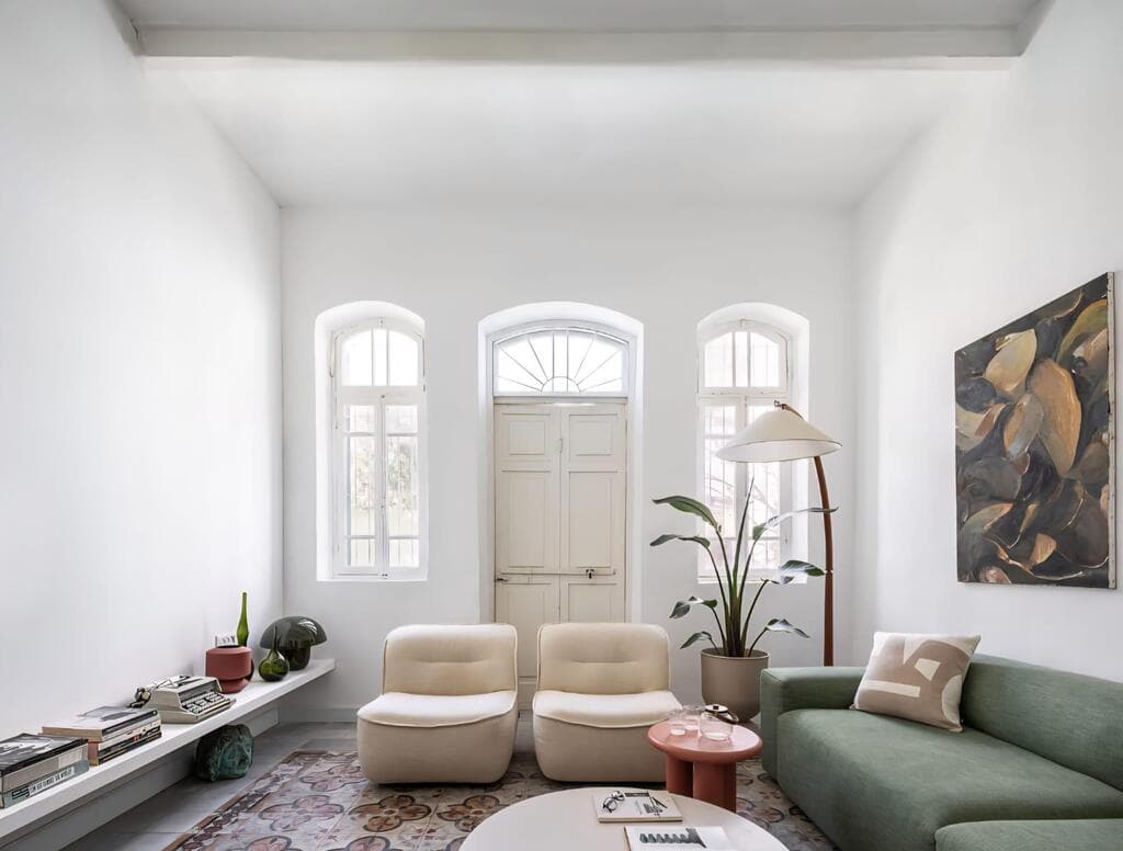 בשיפוץ הוסיפו אריחי גלוסקא חדשים להשלמה (צילום: גדי יוסף) בית בנווה צדק, עיצוב: נעמה רודין אשר