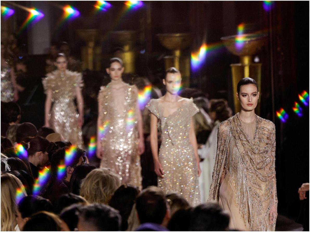 תצוגת הוט קוטור לאביב-קיץ 2026 של אלי סאאב בפריז