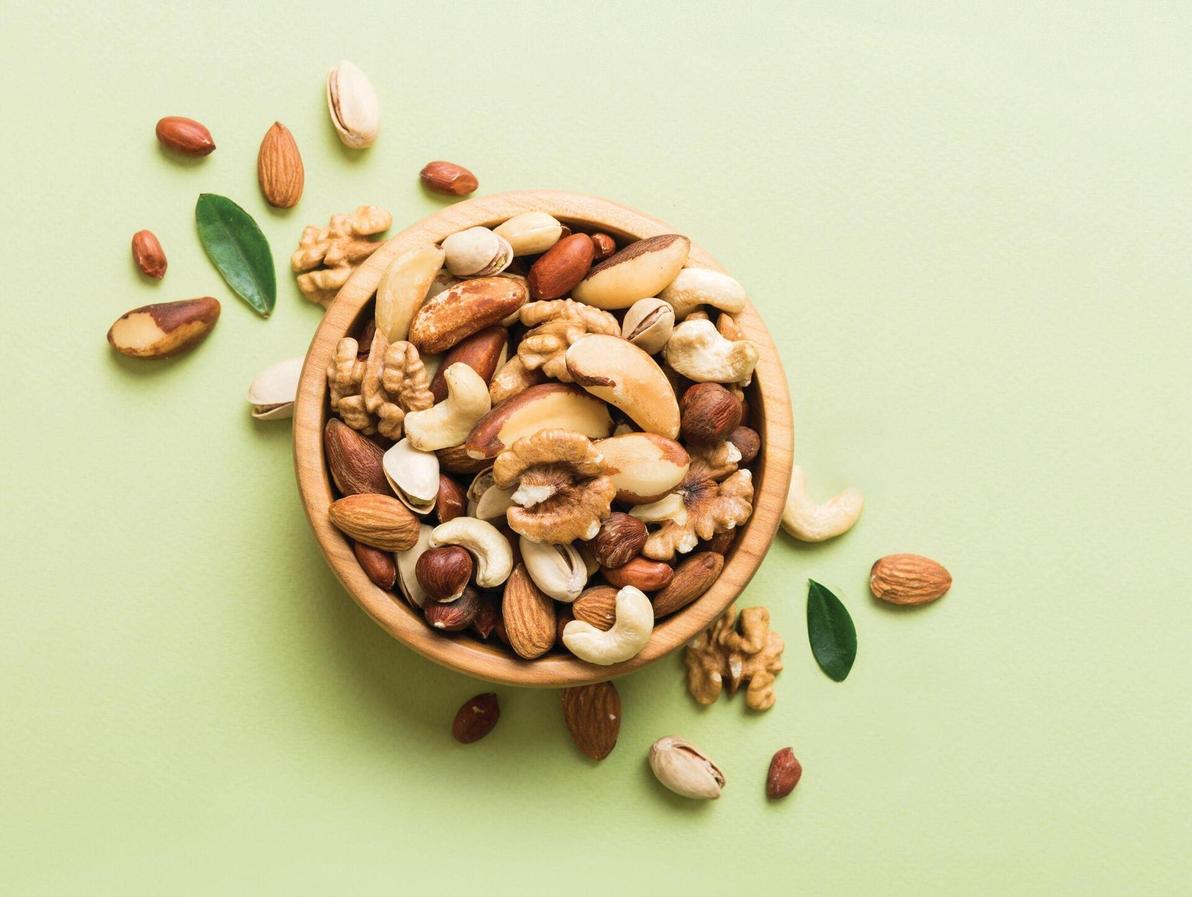 חופן אגוזים. צריכה קבועה שלהם מפחיתה את הסיכון להופעת אלצהיימר