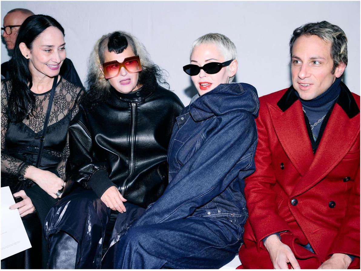 רוז מק'גוון ופיצ'ז בתצוגת הוט קוטור לאביב-קיץ 2026 של צ'ארלי לה מינדו בפריז