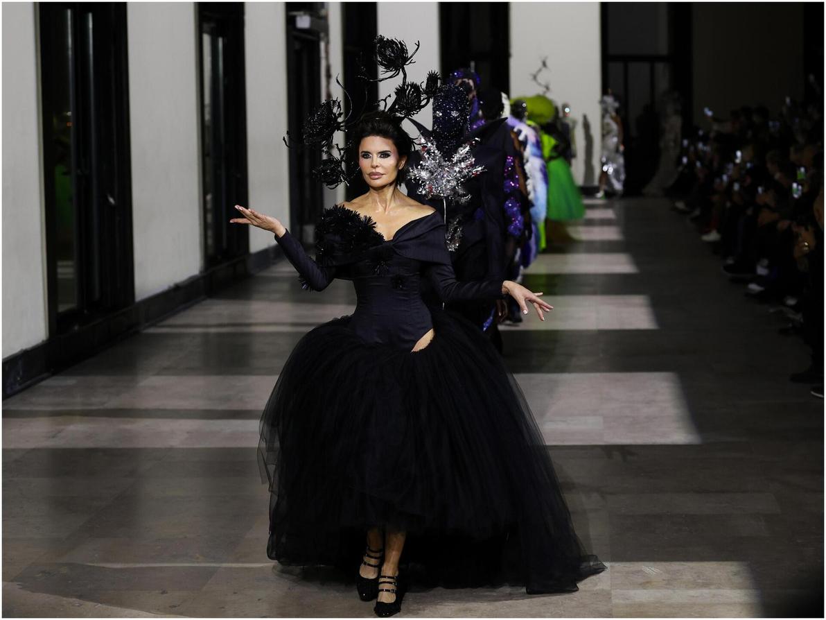 ליסה רינה בתצוגת הוט קוטור לאביב-קיץ 2026 של קווין גרמנייה בפריז