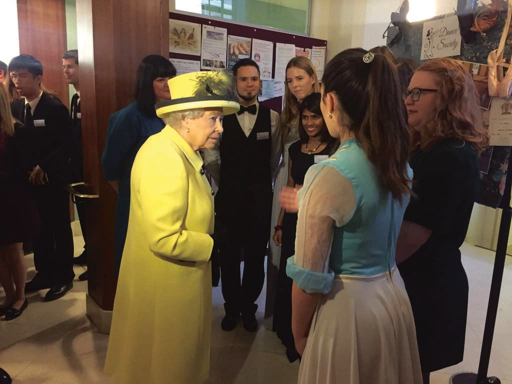 פגישה עם מלכת אנגליה, בזכות מיזם חברתי שעשתה (צילום: אלבום פרטי) שיר אבקסיס