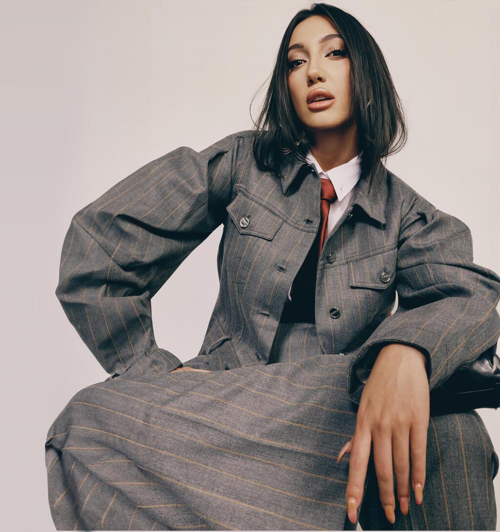 "לפעמים אני מתעוררת בבוקר ולא יודעת באיזו מדינה אני נמצאת" (צילום: שי פרנקו, סגנון: עומר יהב) יובל רפאל