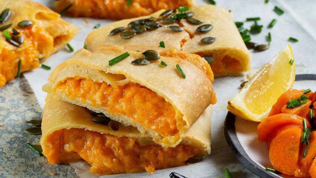 מגולגלים דלעת בציפוי גרעינים (צילום: בועז לביא, מתכונים וסגנון: עמית דונסקוי) מגולגלים דלעת בציפוי גרעינים