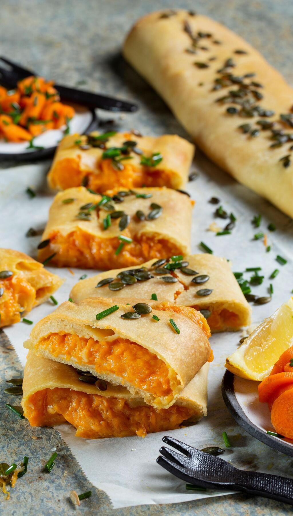 מגולגלים דלעת בציפוי גרעינים (צילום: בועז לביא, סגנון: עמית דונסקוי) מגולגלים דלעת בציפוי גרעינים