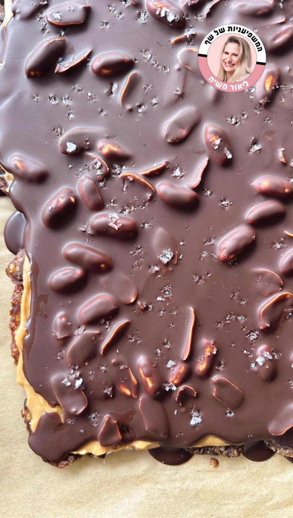 תמרים עם חמאת בוטנים ושוקולד