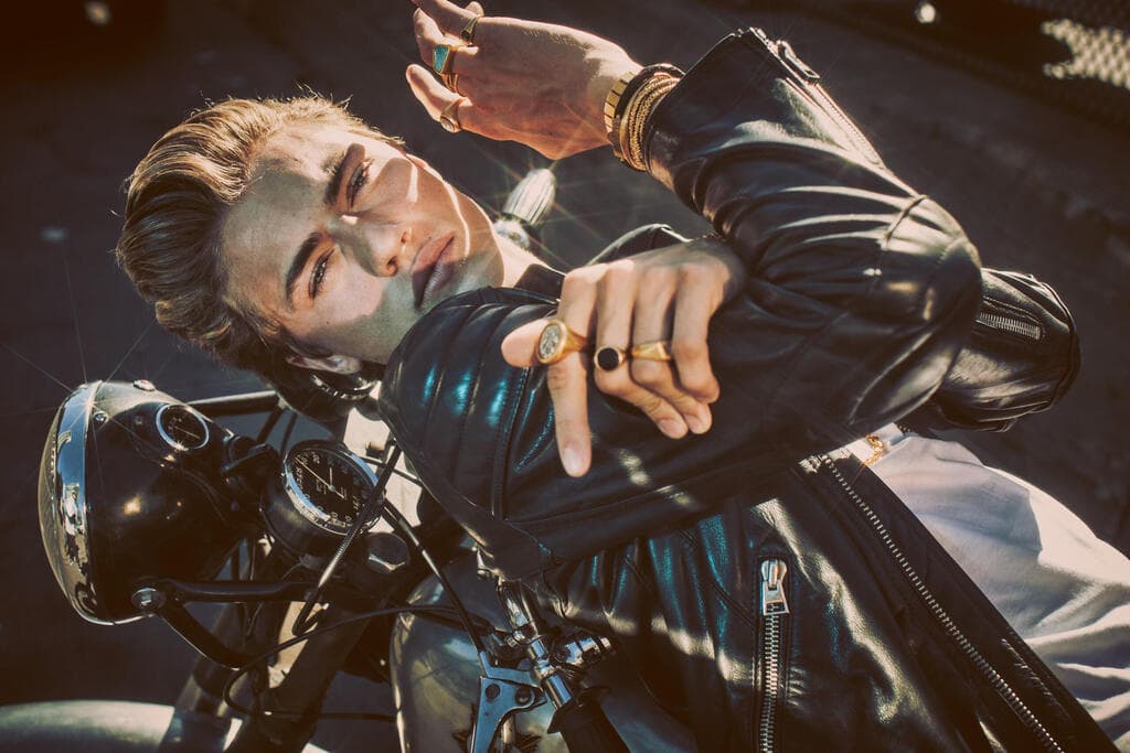 לאקי בלו סמית' עם תכשיטים בעיצוב אלי חלילי