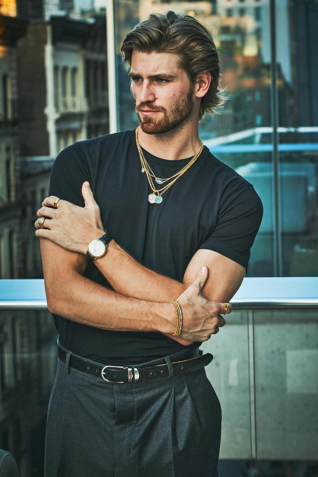 דני גריפין עם תכשיטים בעיצוב אלי חלילי