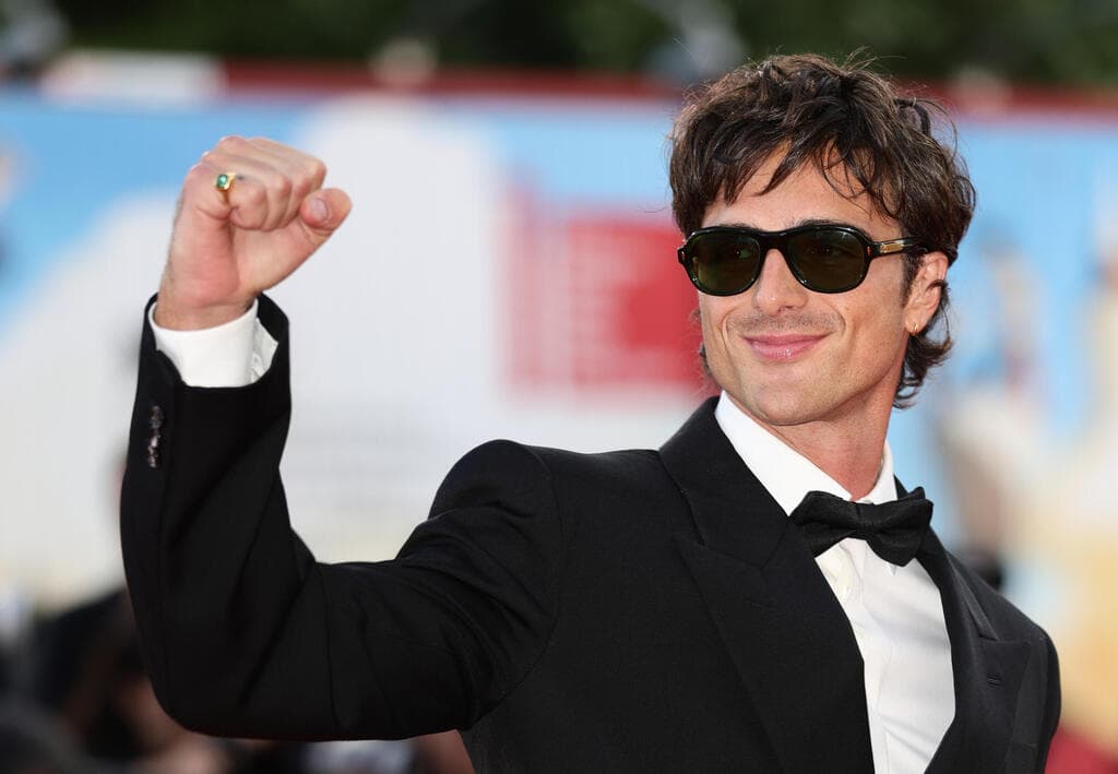 ג'ייקוב אלורדי עם טבעת בעיצוב אלי חלילי בפסטיבל ונציה, 2025