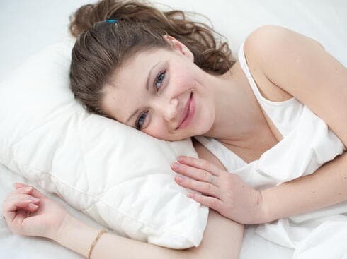 מצעים לבנים בבית מלון