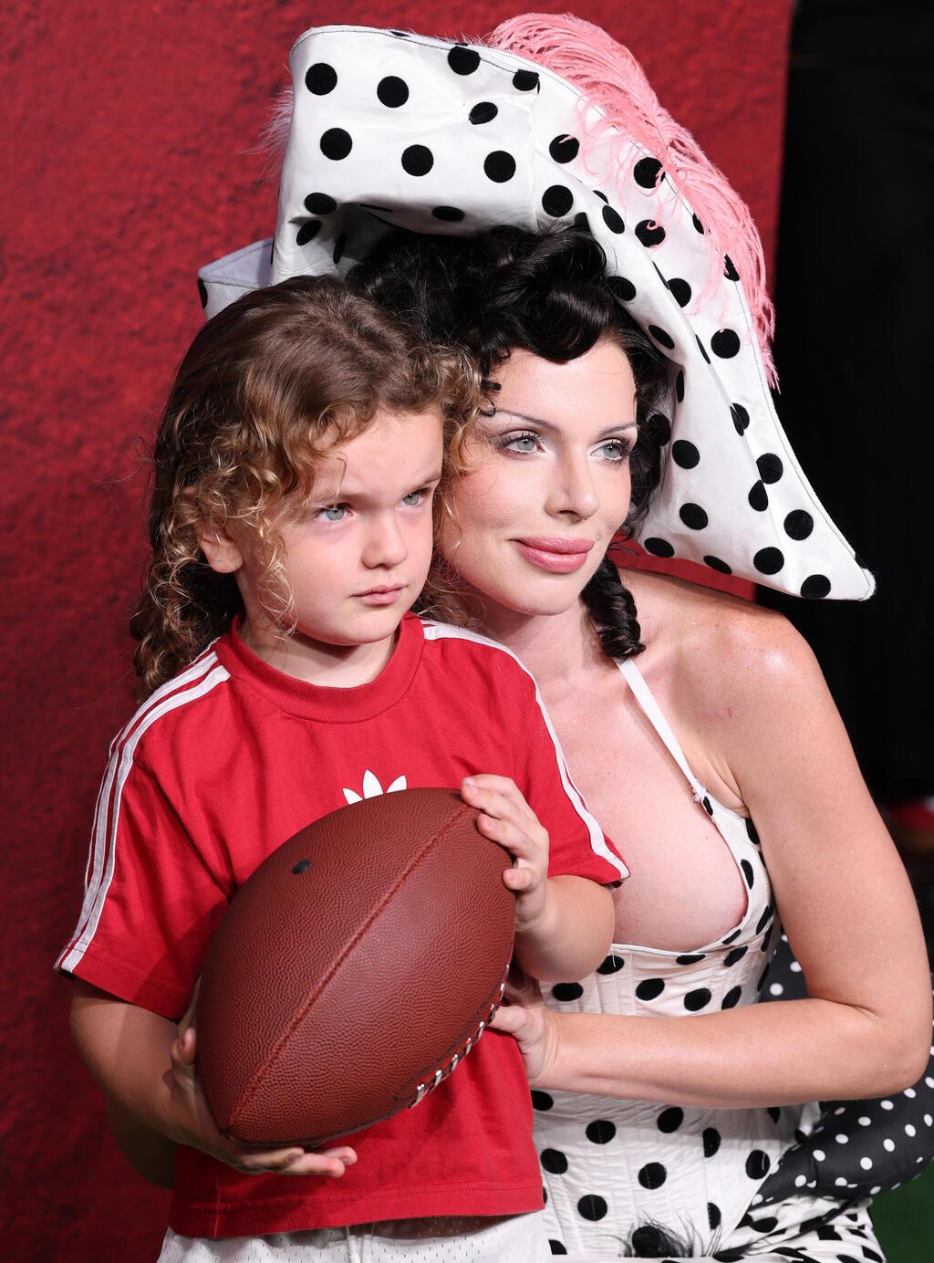 ג'וליה פוקס והבן ולנטינו על השטיח האדום, 2025