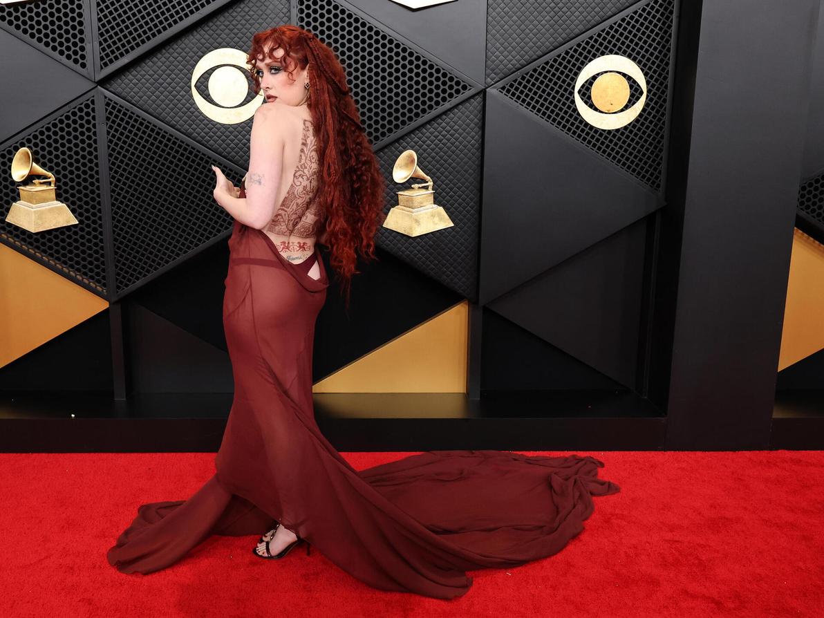 מסירה את הגלימה וחושפת קעקועי חינה (צילום: Amy Sussman/Getty Images) צ'אפל רואן בטקס הגראמי, 2026
