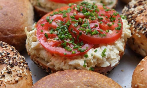 בייגלס בסגנון אמריקאי עם סלט ביצים