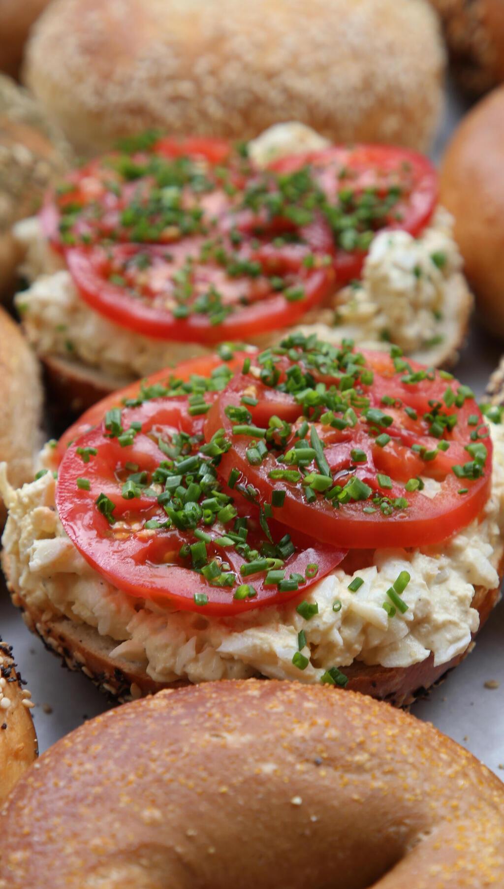 בייגלס בסגנון אמריקאי עם סלט ביצים