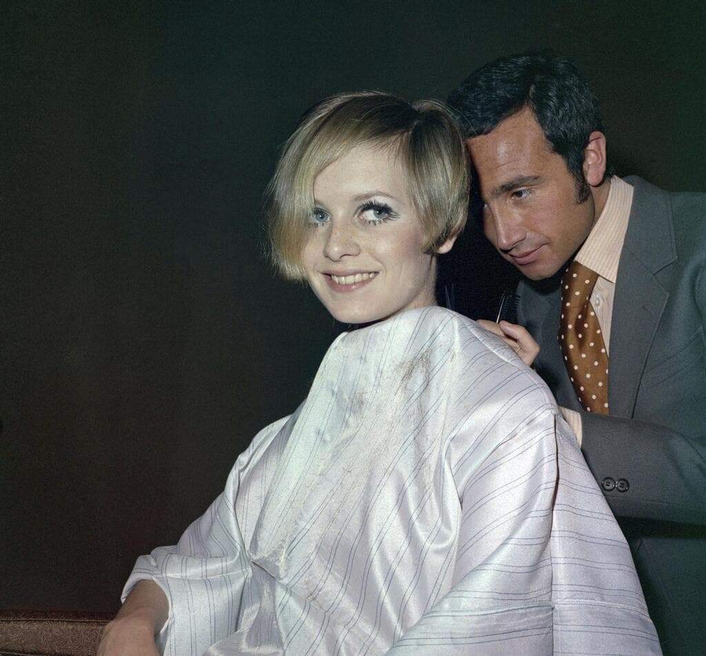 טוויגי עוברת תספורת מאחורי הקלעים, 1967