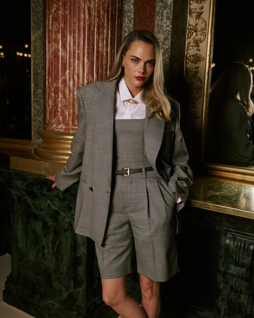 קארה דלווין בתצוגת אביב-קיץ 2026 של בלמן