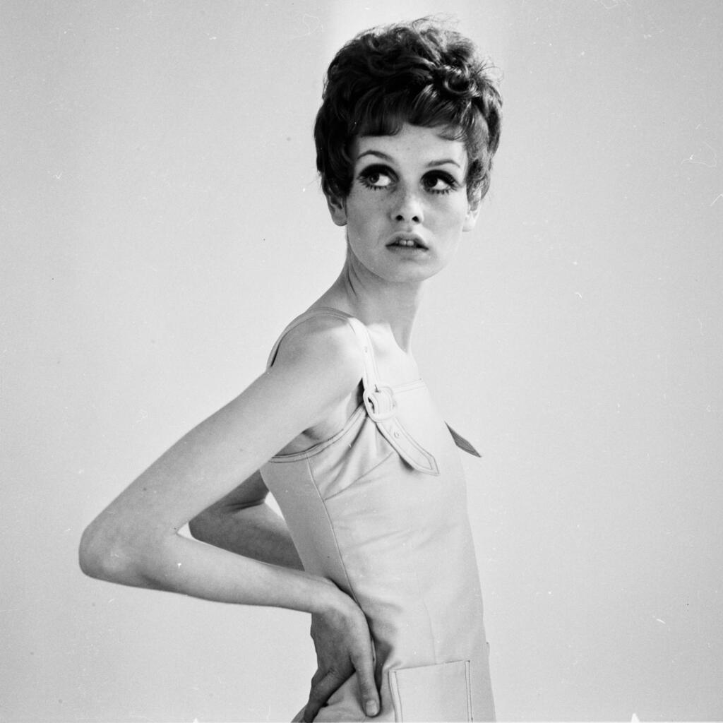 טוויגי מדגמנת עם פאה, 1967