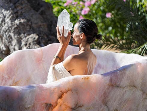 "הבחירה שלי לחיות במקום מוקף בטבע זה הריפוי הכי גדול שעברנו" . מתחם המגורים באיביזה