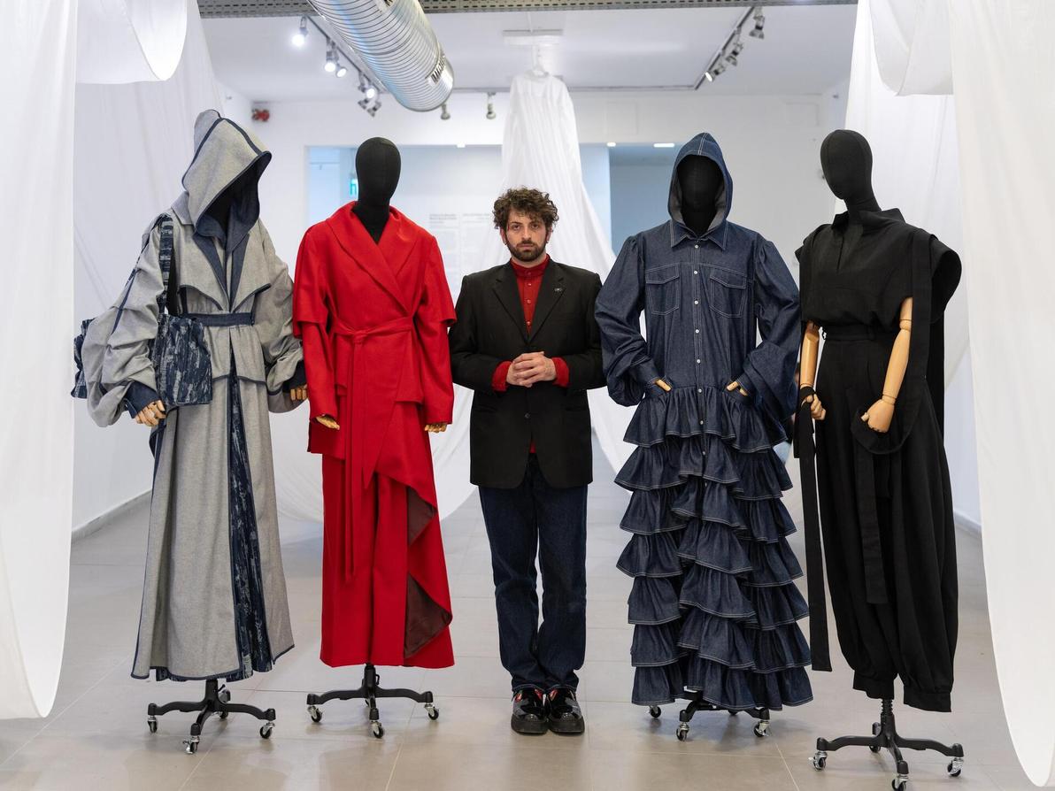 שאדי פרנסיס מג'לטון בתערוכה "שבע מפלצות" במוזיאון אום אל-פחם