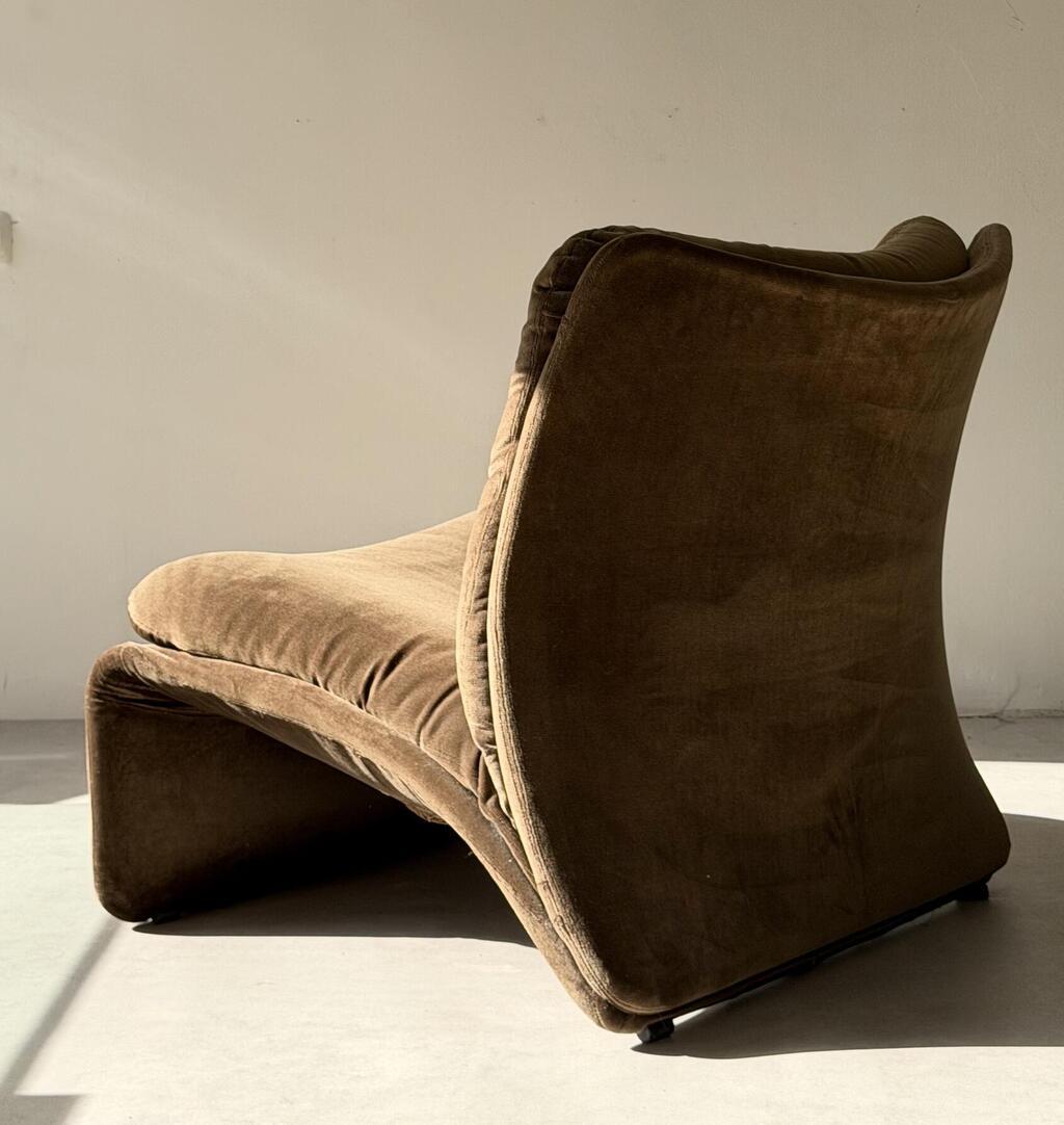 הכורסא משנות ה-70 דגם Selene של המעצב Adalberto Caraceni לחברת B&T 