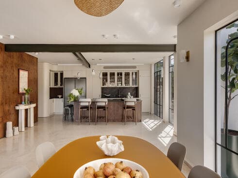 בית משנות ה-80 שעוצב מחדש שעוצב בסגנון Mid-century Modern