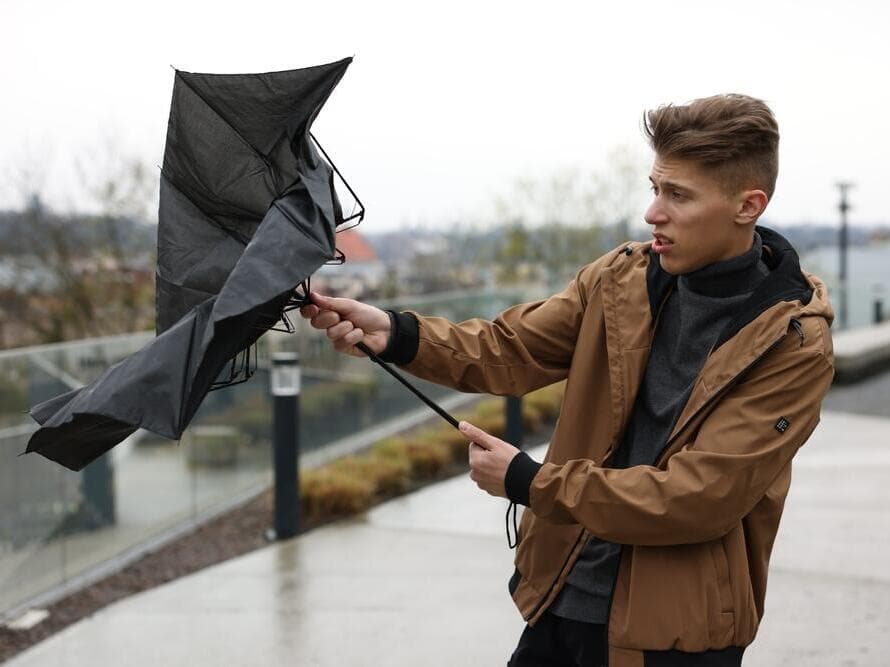 למה חפץ כה שימושי מעורר אנטגוניזם כה עמוק? (צילום: shutterstock / New Africa) מטריה