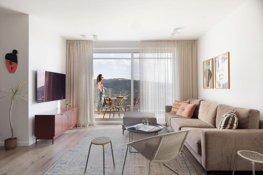 כניסה לחלל המרכזי ולנוף הירושלמי (צילום: טלי תלמיד) דירה בירושלים, עיצוב: קרן גרוס