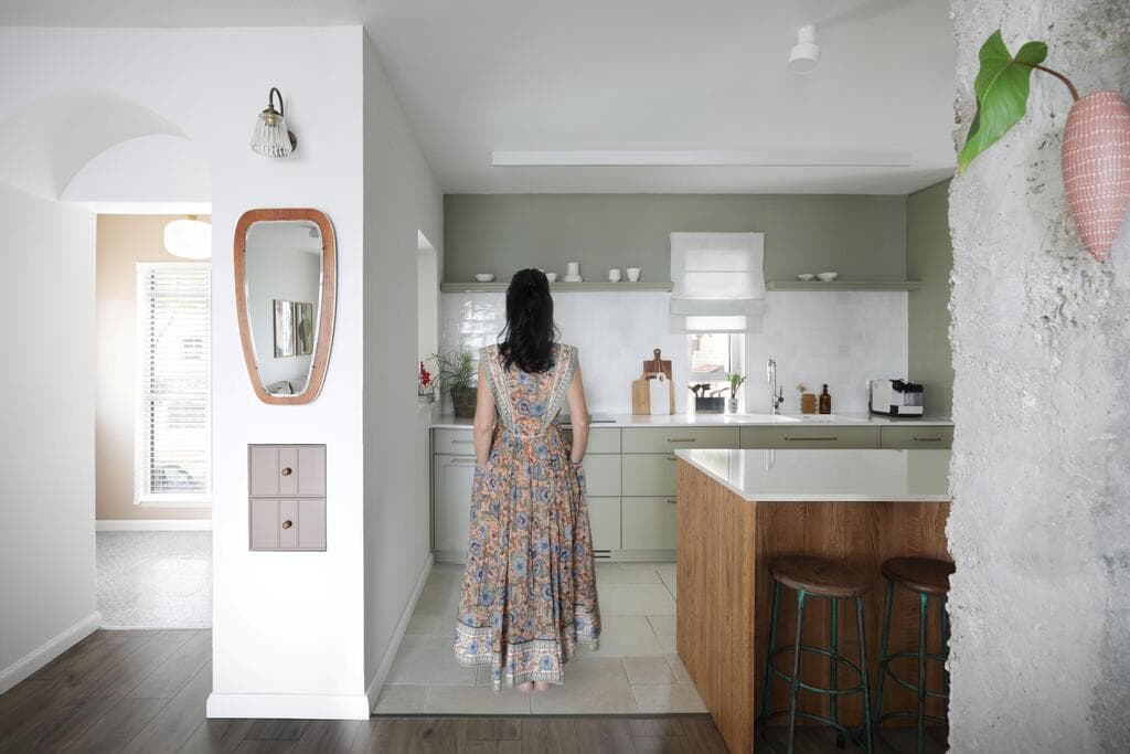 המטבח שהיווה את האתגר המרכזי בשיפוץ (צילום: טלי תלמיד) דירה בירושלים, עיצוב: קרן גרוס