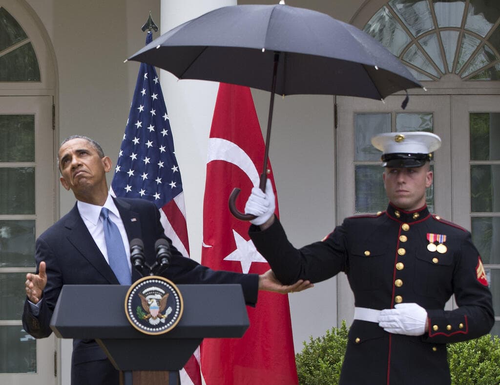 אובמה ותקרית המטרייה, 2013. אירוע ששינה את הכללים בצבא ארצות הברית (צילום: AP Photo/Jacquelyn Martin) חייל מחזיק מטרייה מעל ברק אובמה , 2013