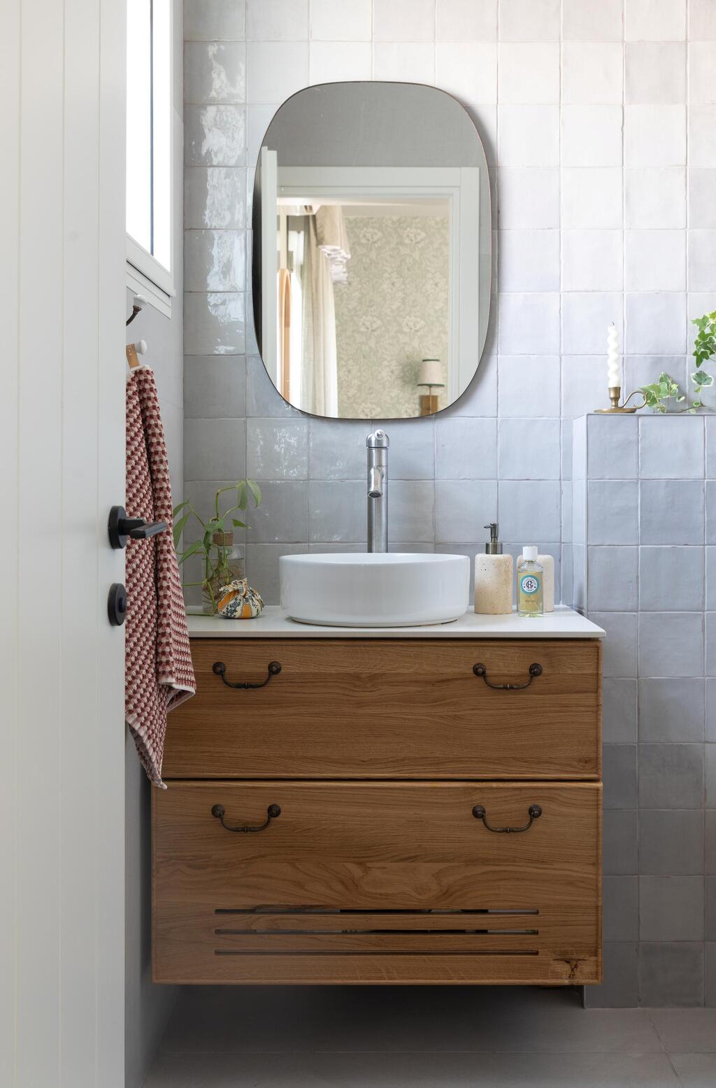 חדר הרחצה הזוגי (צילום: טלי תלמיד) דירה בירושלים, עיצוב: קרן גרוס