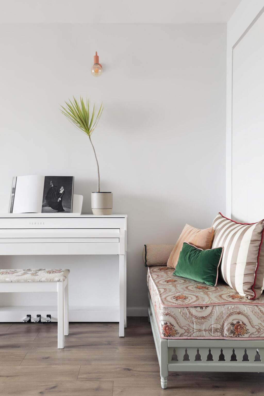 פינת המפחה: ספה מרוקאית ופסנתר לבן (צילום: טלי תלמיד) דירה בירושלים, עיצוב: קרן גרוס