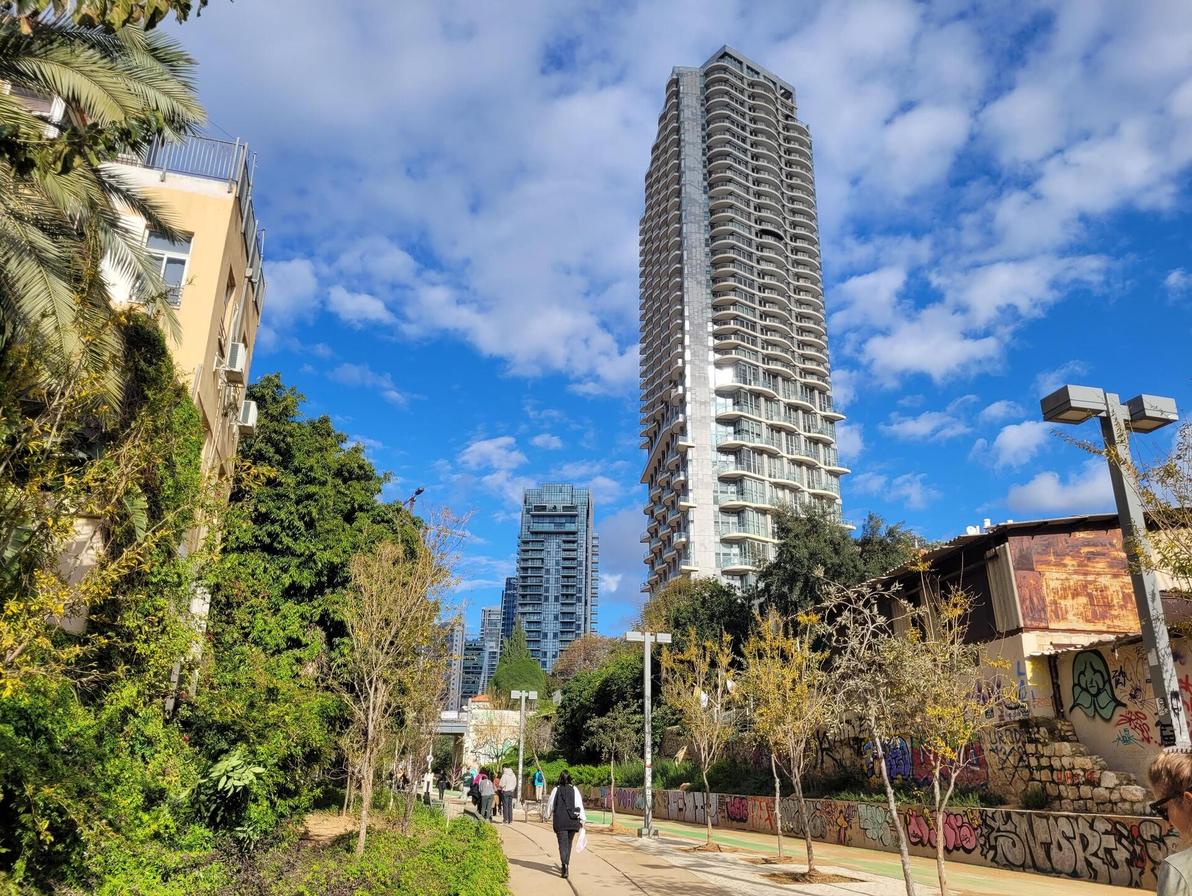 פארק המסילה. נעים לטייל כאן ויש בו ובסביבתו לא מעט מקומות לאכול (צילום: צביקה בורג) פארק המסילה. נעים לטייל כאן ויש בו ובסביבתו לא מעט מקומות לאכול