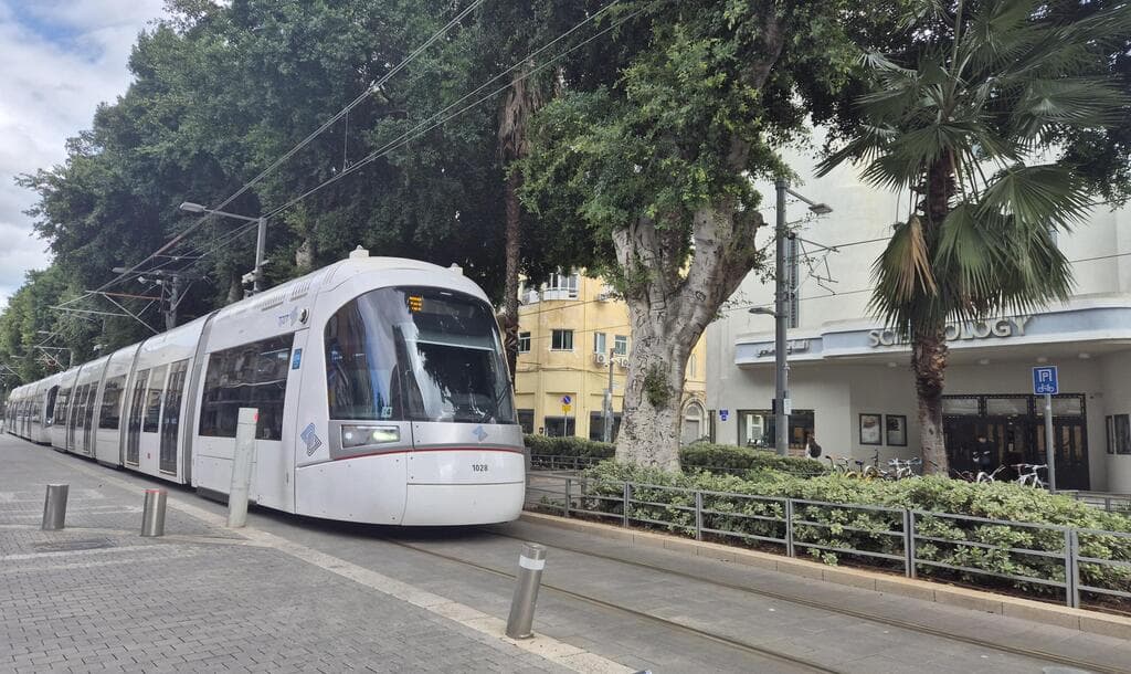 הרכבת הקלה. שימושית למדי בין מוקדי התיירות בתל אביב, אך למרבה הצער לא בשבת (צילום: צביקה בורג) הרכבת הקלה. שימושית למדי בין מוקדי התיירות בתל אביב, אך למרבה הצער לא בשבת