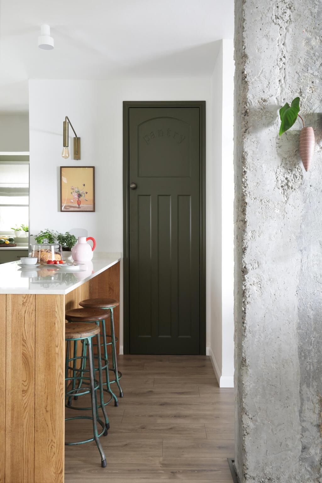 המזווה והעמוד התומך שנשאר חשוף (צילום: טלי תלמיד) דירה בירושלים, עיצוב: קרן גרוס