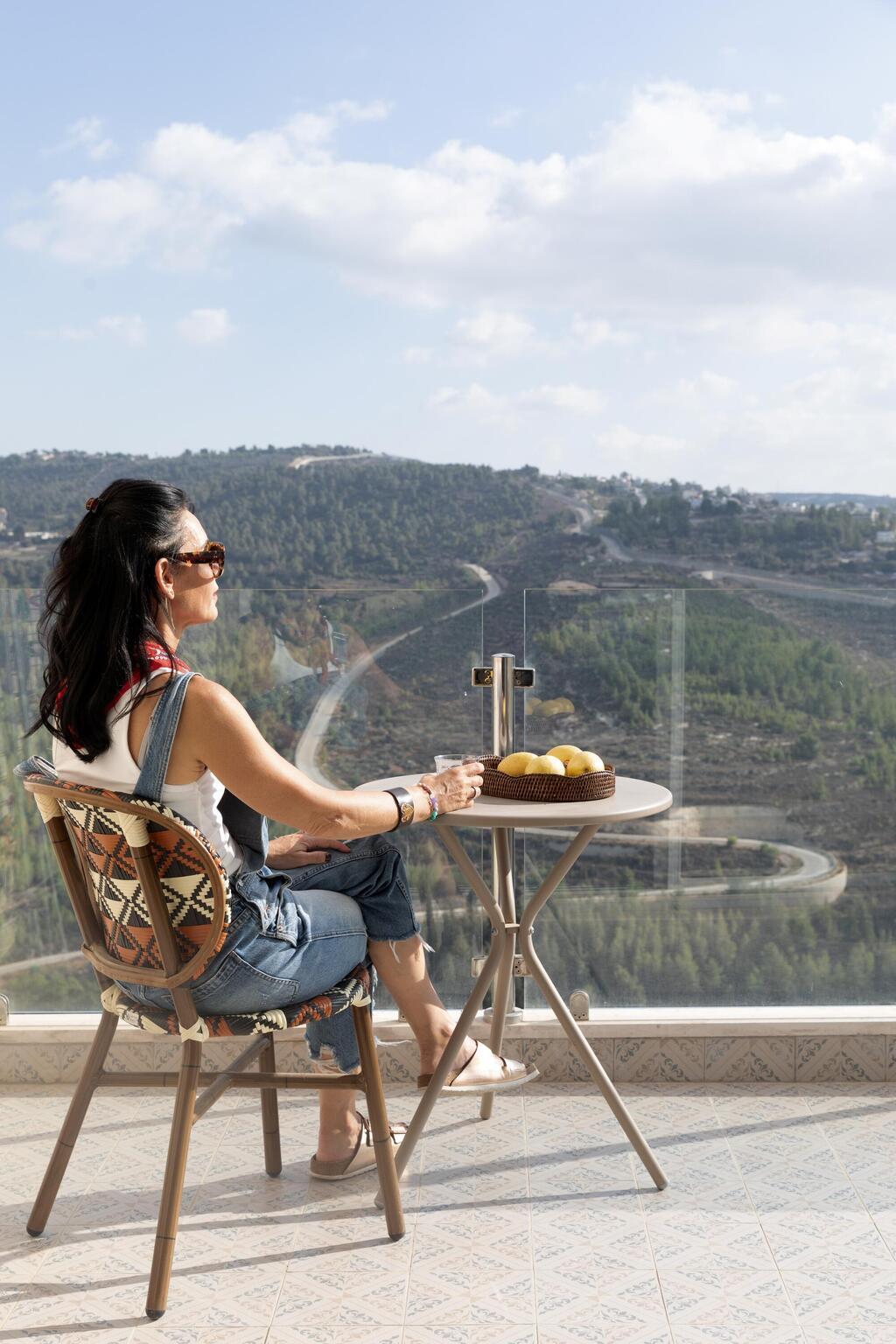 המרפסת הפונה לגן החיות התנ"כי ולנוף ירוק (צילום: טלי תלמיד) דירה בירושלים, עיצוב: קרן גרוס