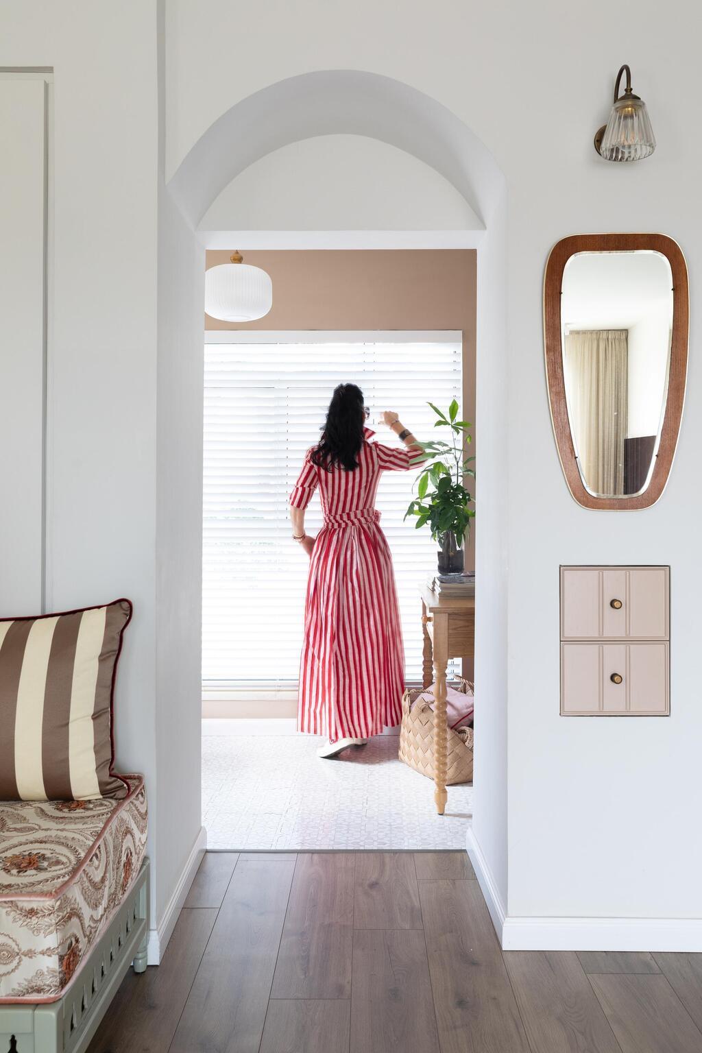 מבהיר לכהה, ריצוף שונה מהמבואה ליתר הדירה (צילום: טלי תלמיד) דירה בירושלים, עיצוב: קרן גרוס