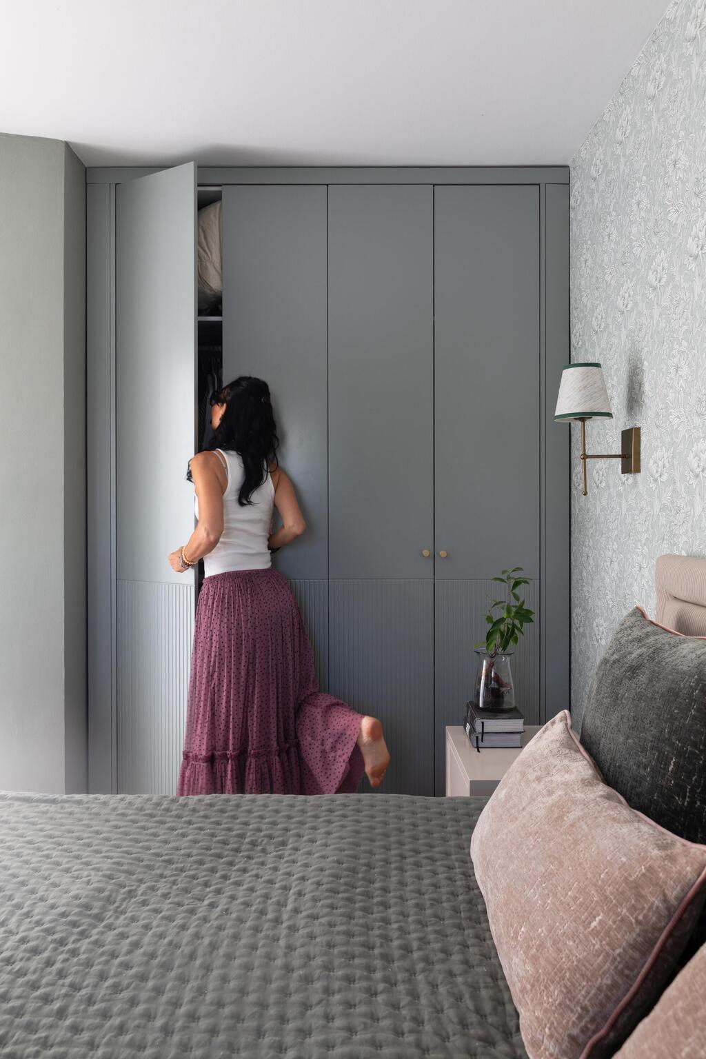 הקירות והארון נצבעו בגוון ירוק עמום (צילום: טלי תלמיד) דירה בירושלים, עיצוב: קרן גרוס