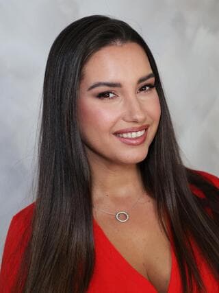 מניקוריסטית מוניקה גולדבלט