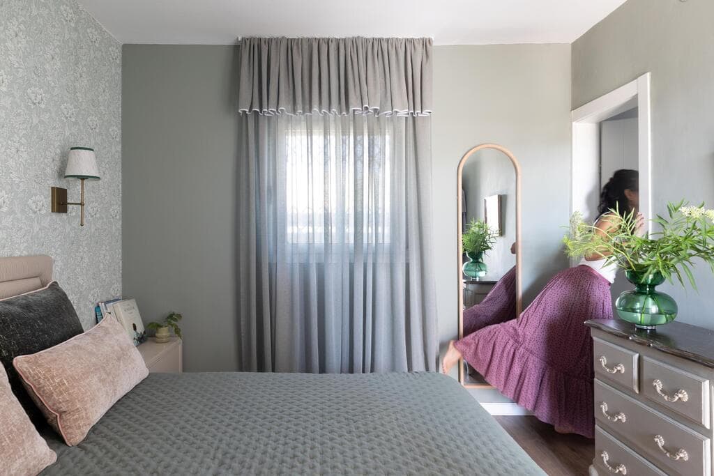 המטרה הייתה ליצור מקום מפלט רך ועוטף. חדר השינה להורים (צילום: טלי תלמיד) דירה בירושלים, עיצוב: קרן גרוס