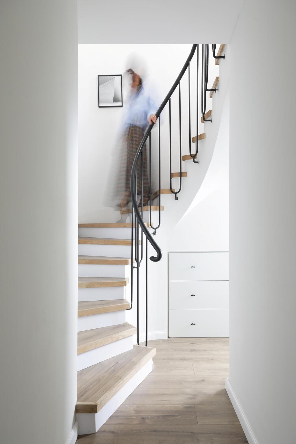 גרם המדרגות לקומה השנייה ותחתיו עוד אחסון (צילום: טלי תלמיד) דירה בירושלים, עיצוב: קרן גרוס