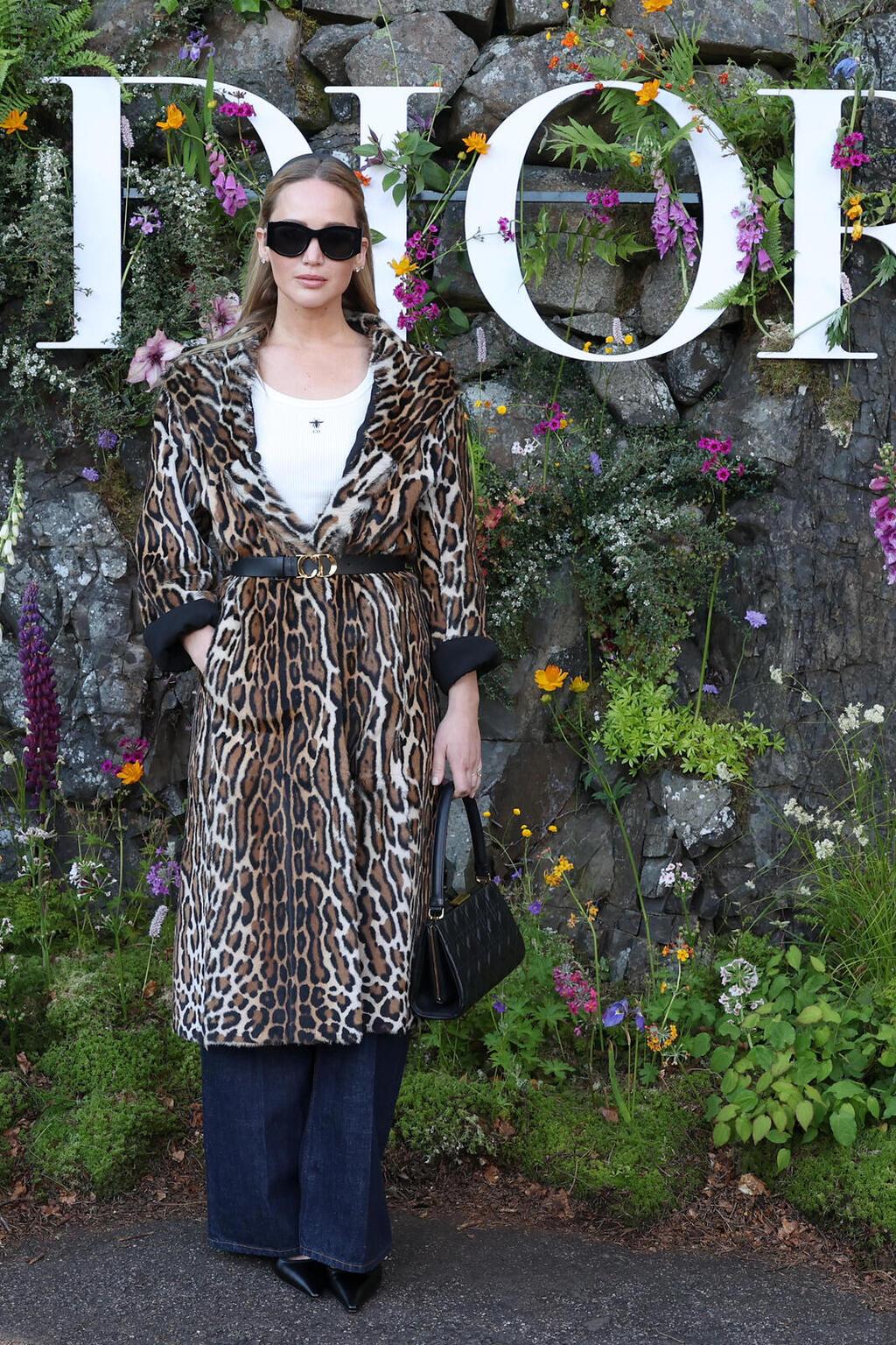 ג'ניפר לורנס בתצוגת קרוז 2025 של דיור